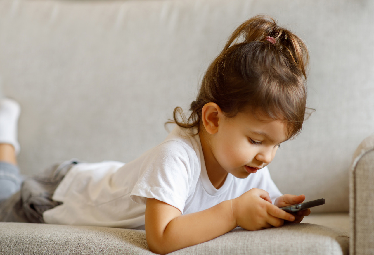 Tela e visão infantil: o que o excesso de celular e tablet faz com os olhos das crianças